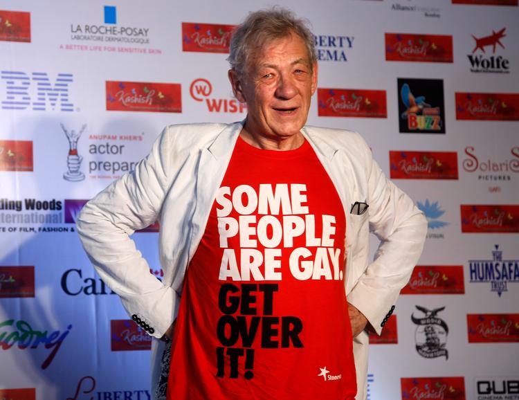 "Nogle mennesker er homoer. Kom dog over det". Den britiske skuespiller Ian McKellen har gjort det til en hjertesag at nedbryde fordomme om homosekuelle i offentligheden. Her han han fotograferet ved en homofilmfestival i Mumbai i 2016. (AP Photo/ Rajanish Kakade )   Foto: Rajanish Kakade/Ritzau Scanpix