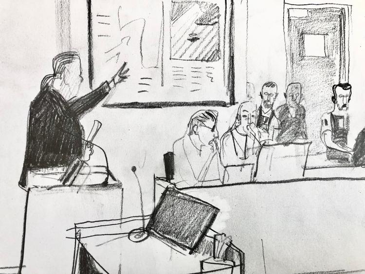 Tirsdag besluttede retsformanden, at der skulle være referatforbud fra vidneforklaringerne fra to betjente. Det betød, at man godt måtte være til stede i retslokalet, men ikke gengive, hvad der blev sagt. 