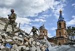 Ukrainske soldater i Orikhiv, der er stærkt medtaget af de russiske bombardementer. Foto: Stringer/Ritzau Scanpix