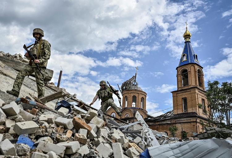 Ukrainske soldater i Orikhiv, der er stærkt medtaget af de russiske bombardementer. Foto: Stringer/Ritzau Scanpix