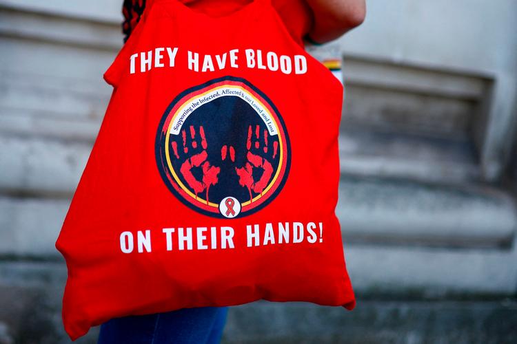 'De har blod på hænderne' gik igen som slogan på både muleposer og T-shirts, da tusindvis af berørte af skandalen om inficeret blod i Storbritannien mandag stimlede sammen ved Westminister i London. Foto: Benjamin Cremel/Ritzau Scanpix