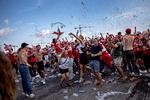 Under EM i 2021 var der folkefest, når Danmark spillede. På Ofelia Beach i København var der opsat storskærm. Til sommer vil festen rykke til Islands Brygge, mens det ikke bliver tilladt for barer og cafeer at afholde storskærmsarrangementer. Foto: Jacob Ehrbahn
