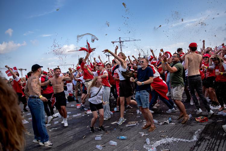 Under EM i 2021 var der folkefest, når Danmark spillede. På Ofelia Beach i København var der opsat storskærm. Til sommer vil festen rykke til Islands Brygge, mens det ikke bliver tilladt for barer og cafeer at afholde storskærmsarrangementer. Foto: Jacob Ehrbahn