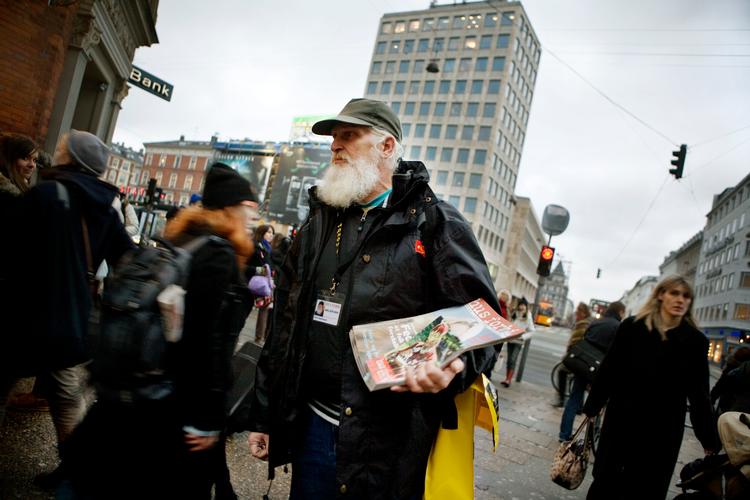 Hus Forbi udkom første gang i 1996. Tilbage i 2008 talte vi med John, der dengang lige var startet med at sælge avisen. Men om hjemløse som ham i fremtiden kan sælge avisen, er usikkert.   Foto: Sara Galbiati