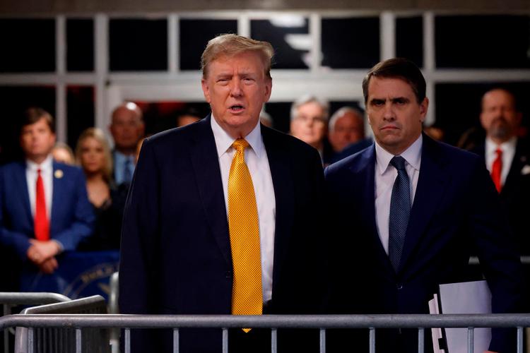 Den tidligere amerikanske præsident Donald Trump taler sammen med sin advokat Todd Blanche, da han ankommer til tys-tys-retssagen ved Manhattan Criminal Court 21. maj 2024 i New York. Foto: Michael M. Santiago/Ritzau Scanpix