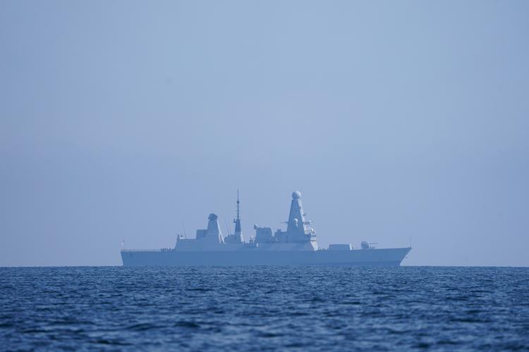 Østersøen er med Sveriges og Finlands tilslutning til Nato blevet et Nato-hav. Nu kræver Rusland en grænserevision i farvandet mellem Finland og Estland. På billedet ses den britiske destroyer 'HMS Defender' under en øvelse i Østersøen. Arkivfoto. Foto: Marcus Brandt/Ritzau Scanpix