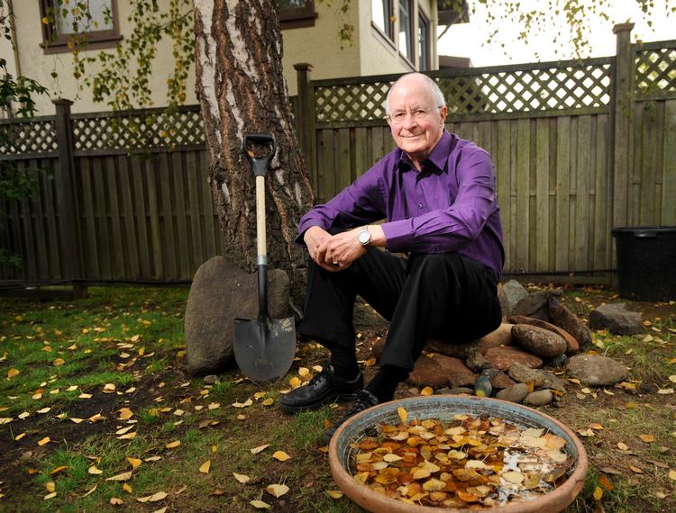 Ernest Callenbach foran sit hjem i  Berkeley,  2008. Han satte med 'Økotopia' en regulær bevægelse i gang.  Det er ikke det samme som, at hans roman er uangribelig. Foto: Noah Berger/Ritzau Scanpix