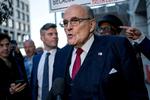 New Yorks tidligere borgmester Rudy Giuliani forlader retten efter at han i 2023 blev dømt til at betale omkring 10 millioner danske kroner i en injuriesag i Washington Foto: Bonnie Cash/Ritzau Scanpix