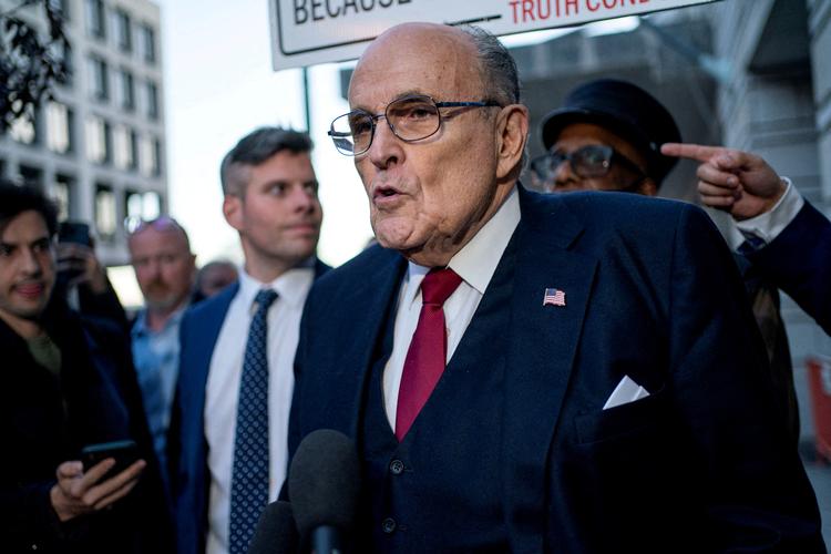 New Yorks tidligere borgmester Rudy Giuliani forlader retten efter at han i 2023 blev dømt til at betale omkring 10 millioner danske kroner i en injuriesag i Washington Foto: Bonnie Cash/Ritzau Scanpix
