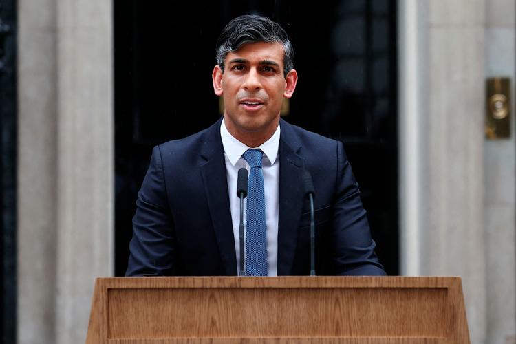Rishi Sunak på talerstolen foran regeringsbygningen i Downing Street nr. 10, hvor han udskriver parlamentsvalg i Storbritannien. Foto: Henry Nicholls/Ritzau Scanpix