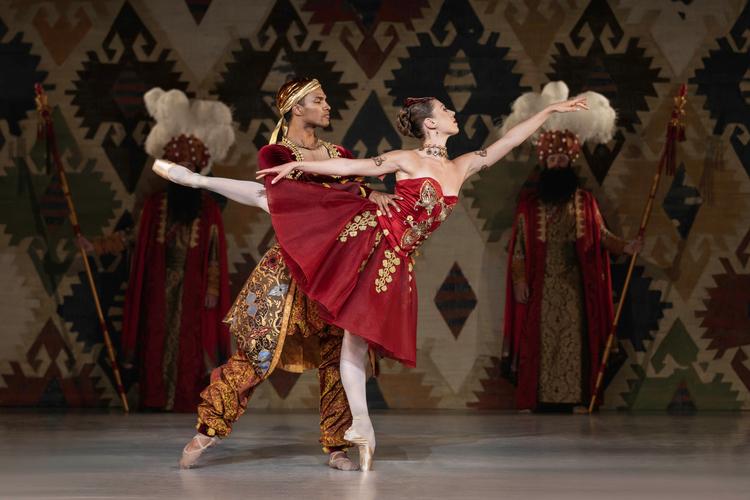 Som handlingsballet har 'Raymonda' altid (siden 1898) haft det problem, at kærlighedshistorien er dårligt fortalt. Men det er visuelt guf. Foto: Camilla Winther