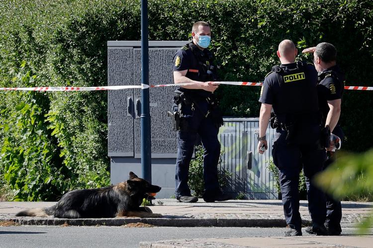Politiet var hurtigt massivt til stede på Frederikssundsvej ved Åfløjen i Husum efter knivdrabet.  Foto: Jens Dresling