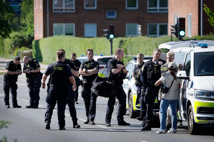 Politiet var massivt til stede i Husum onsdag eftermiddag efter et knivstikkeri mod en 15-årig. De har efterlyst en person i forbindelse med hændelsen. Foto: Jens Dresling