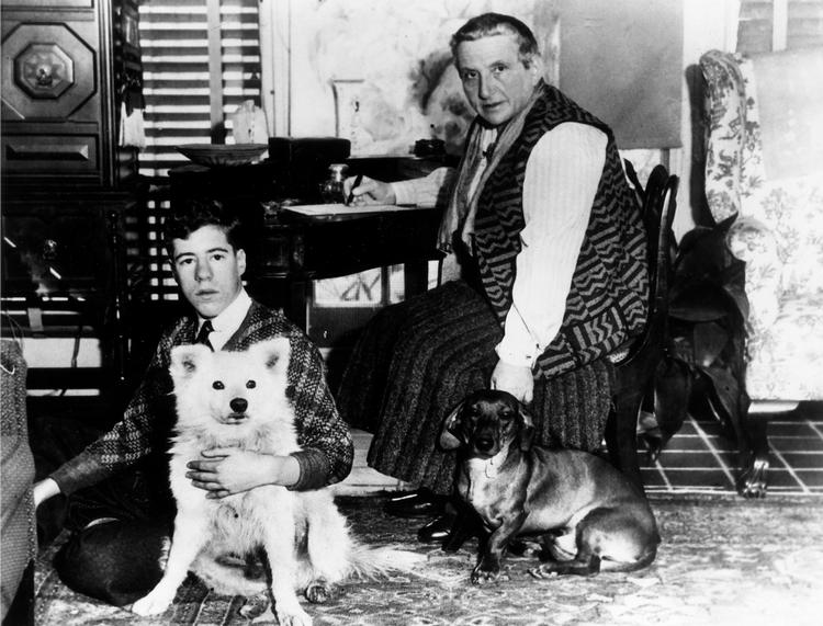 Gertrude Stein, her afbilledet med sin kusines søn, var modernismes alma mater. Foto: Str/Ritzau Scanpix