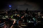 Johannesburg bliver igen og igen udsat for planlagte strømafbrydelser. Værst står det til i de fattigste dele af byen, mens byens rige luksusforstæder bliver udsat markant mindre for afbrydelserne. Foto: -/Ritzau Scanpix