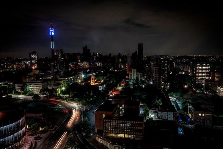 Johannesburg bliver igen og igen udsat for planlagte strømafbrydelser. Værst står det til i de fattigste dele af byen, mens byens rige luksusforstæder bliver udsat markant mindre for afbrydelserne. Foto: -/Ritzau Scanpix