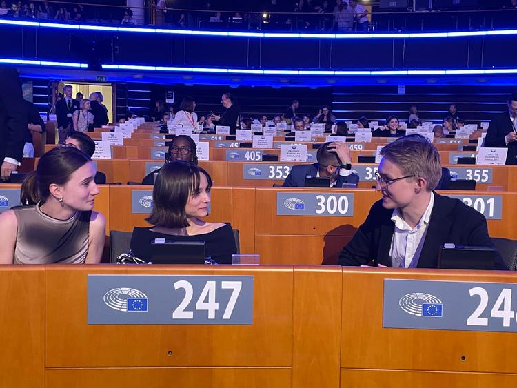 Jakob Wind taler med de andre førstegangsvælgere, som er fløjet til Bruxelles for at stille spørgsmål til topkandidaterne. 