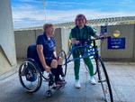 Connie Hansen (tv) på stadion i Paris, hvor de kommende paralympiske lege skal holdes. Her er hun ved VM sidste år sammen med Bela Morkus (th), fra Litauen, der stiller op i disciplinen 'frame runner', der er Connie Hansens opfindelse, en avanceret løbecykel uden pedaler. Privatfoto Foto: Privatfoto