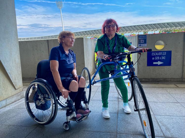 Connie Hansen (tv) på stadion i Paris, hvor de kommende paralympiske lege skal holdes. Her er hun ved VM sidste år sammen med Bela Morkus (th), fra Litauen, der stiller op i disciplinen 'frame runner', der er Connie Hansens opfindelse, en avanceret løbecykel uden pedaler. Privatfoto Foto: Privatfoto