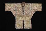 En talismanisk skjorte fra Nordindien fra det 18. århundrede. Skjorten er af bomuld og har påsyede knapper, og på både for og bag er der malet arabiske indskrifter, der skal beskytte den, der bærer skjorten.  Foto: Pernille Klemp