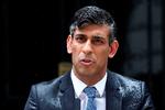 Den velklædte stil kunne ikke redde premierminister Rishi Sunak, da han i silende regn stod foran Downing Street 10, som en gennemblødt dørsælger og udskrev valg.  Foto: Henry Nicholls/Ritzau Scanpix