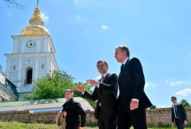 USA's udenrigsminister Antony Blinken (th) har netop besøgt sin ukrainske kollega Dmytro Kuleba i Kyiv. - et besøg, der måske kan få ham og Joe Biden til at skifte mening i forhold til ukrainernes forsvar mod russisk beskydning. Foto: Sergei Supinsky/Ritzau Scanpix