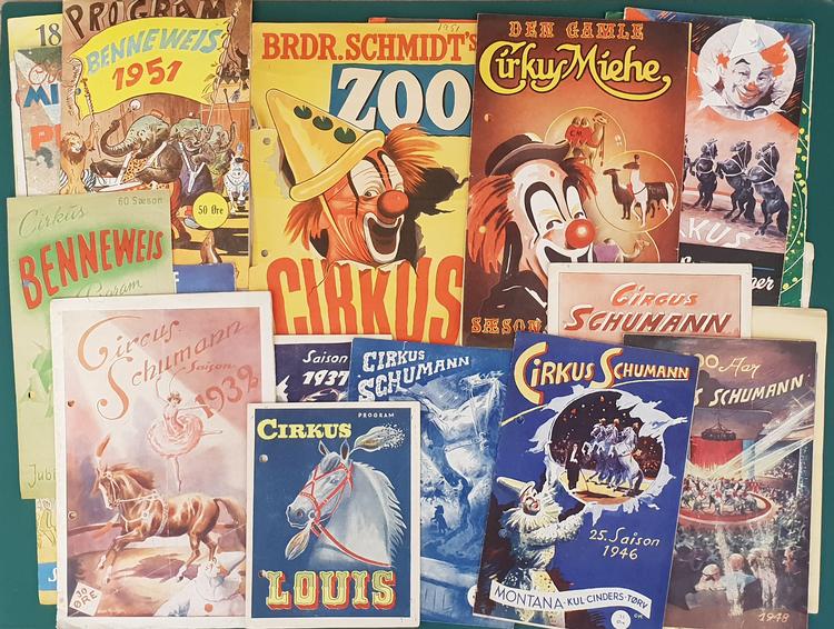 Forsiderne af cirkusprogrammer fra 1930’erne til 1950’erne. Fra Ravnemoses arkiv i Rigsarkivet. Foto: Kenn Tarbensen