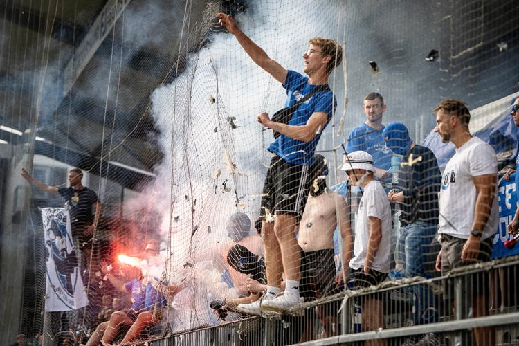 I kampens døende minutter regnede kanonslag og romerlys fra fynske fodboldfans mod Viborgs målfelt, så kampens dommer måtte bede spillerne om at forlade banen. Foto: Mads Claus Rasmussen/Ritzau Scanpix