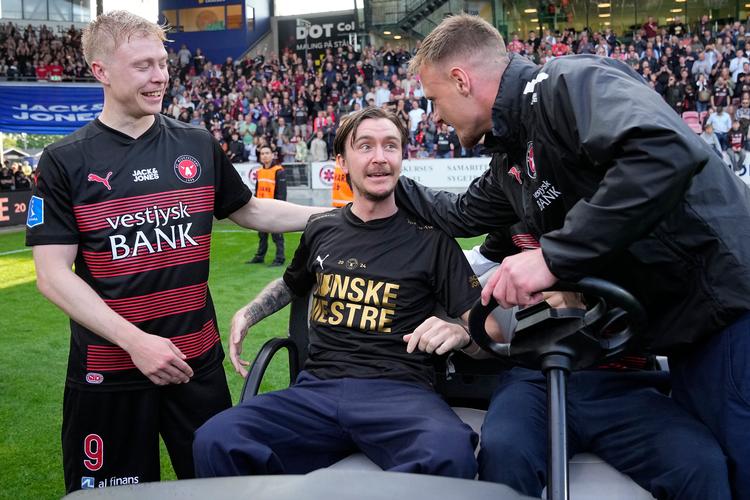 FC Midtjylland-spilleren Kristoffer Olsson blev i februar ramt af flere små blodpropper i hjernen. Det sendte den 28-årige svensker i respirator. Søndag var han for første gang tilbage i MCH Arena, da han kom kørende med pokalen, hans hold efter et kæmpe drama kunne modtage. Foto: Bo Amstrup/Ritzau Scanpix