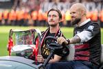 DEt måske mest rørende øjeblik i denne sæsons superliga skete, da FC Midtjyllands Kristoffer Olsson kom kørende med pokalen til medaljenceremonien, efter han havde set sit hold blive danske mestre. Det er første gang, svenskeren har vist sig offentligt, efter han blev syg. Foto: Bo Amstrup/Ritzau Scanpix