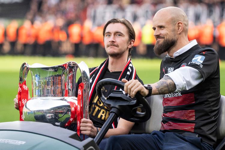DEt måske mest rørende øjeblik i denne sæsons superliga skete, da FC Midtjyllands Kristoffer Olsson kom kørende med pokalen til medaljenceremonien, efter han havde set sit hold blive danske mestre. Det er første gang, svenskeren har vist sig offentligt, efter han blev syg. Foto: Bo Amstrup/Ritzau Scanpix