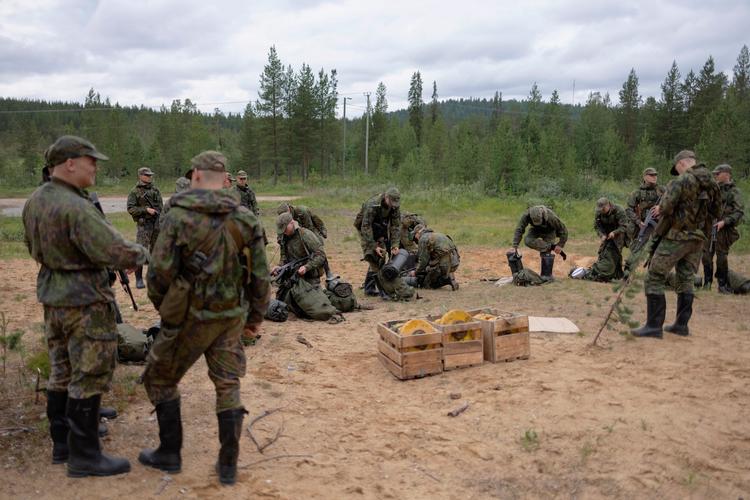 Rusland er begyndt at overvåge landets grænse til Finland med særlige overvågningsballoner. Her ses finske rekrutter på en tidligere øvelse i grænselandet. Foto: Marcus Emil Christensen