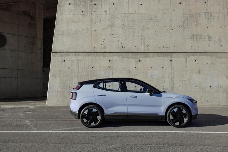Designet på Volvos rappe EX30 har begejstret bilverdenen, men der er også bred enighed om, at bilen har ... problemer. 