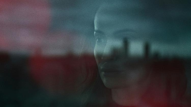 En kvindelig jurist er hovedpersonen i TV 2's dokumentarserie 'Den sorte svane', som med skjult kamera optager en række møder med rockere, bandemedlemmer, erhvervsfolk og professionelle rådgivere.  Foto: Tv 2 Danmark