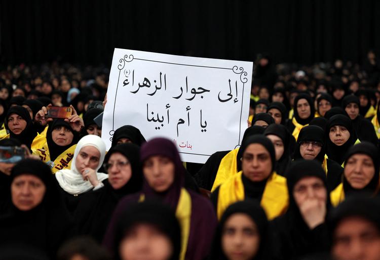 Libanesere venter i Beirut på at høre Hizbollahs leder, Hassan Nazrallah, holde en tale på storskærm. Han lover en »overraskelse« til Israel.   Foto: Aziz Taher/Ritzau Scanpix