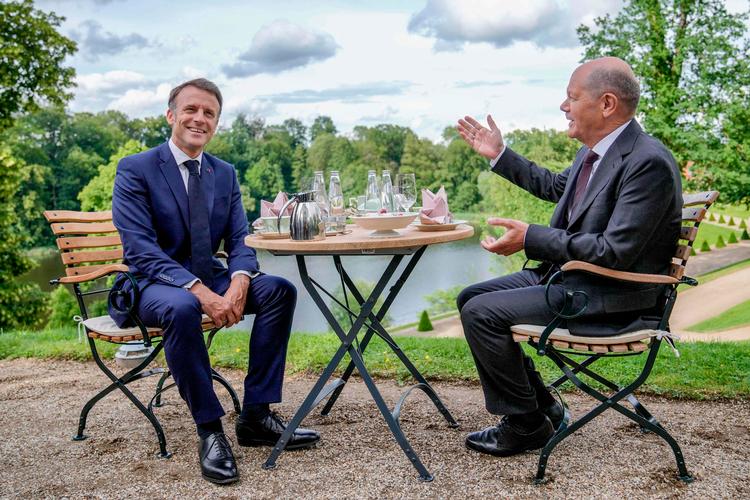 Præsident Macron og kansler Scholz poserer uden sure sild i parken ved slottet i Meseberg nord for Berlin. Foto: Ebrahim Noroozi/Ritzau Scanpix