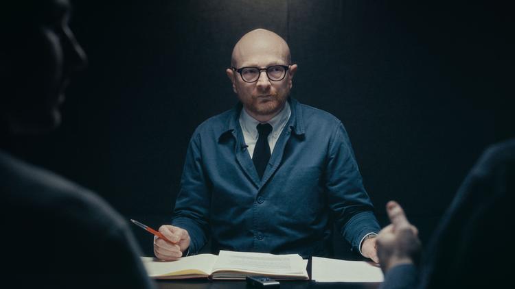 Med sin røst guider Mads Brügger seerne gennem en historie, der er vildere end vild, i dokumentaren ’Den sorte svane’, som blev vist på TV 2 i maj. Foto: Kasper Rasmussen