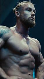 Jonas Korsgaard kæmper hårdt for at få et 'pro card' og blive professionel bodybuilder. Det kræver steroider, siger han. Men han forsøger at være åben om det over for sine kunder. 