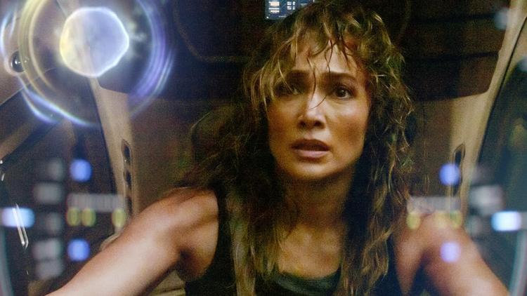 Selv om Jennifer Lopez' frisure minder om Sigourney Weavers i den første Alien-film fra 1979, mangler hun den underspillede råstyrke, som Weaver besidder i ’Alien’.  Foto: Netflix