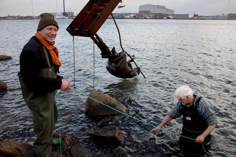 Billede fra 2009, hvor Jens Galschiøt i anledning af klimatopmødet i København havde opstillet skulpturen 'Survival of the Fattest' ved siden af Den Lille Havfrue på Langelinje i København. Foto: Per Folkver