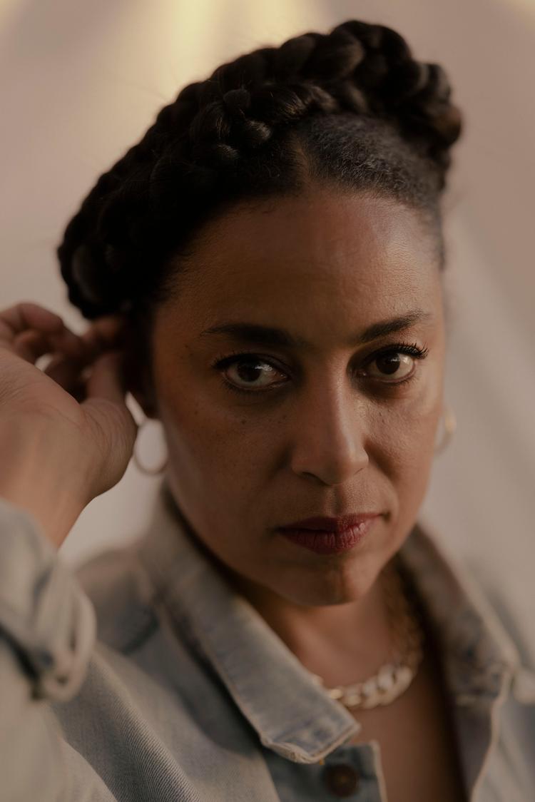 Karen Mukupa, sanger, sangskriver, rapper og studievært. Foto: Hannah Aurora Almstrup
