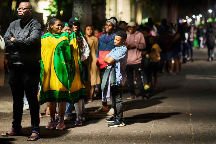 Sydafrikanere venter på at komme til at afgive deres stemme ved et valgsted i Durban. Foto: Zinyange Auntony/Ritzau Scanpix
