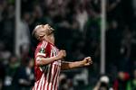 Olympiakos' angriber Ayoub el-Kaabi fejrer sin og kampens eneste scoring i den forlængede spilletid.  Foto: Angelos Tzortzinis/Ritzau Scanpix