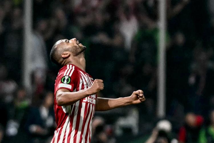 Olympiakos' angriber Ayoub el-Kaabi fejrer sin og kampens eneste scoring i den forlængede spilletid.  Foto: Angelos Tzortzinis/Ritzau Scanpix
