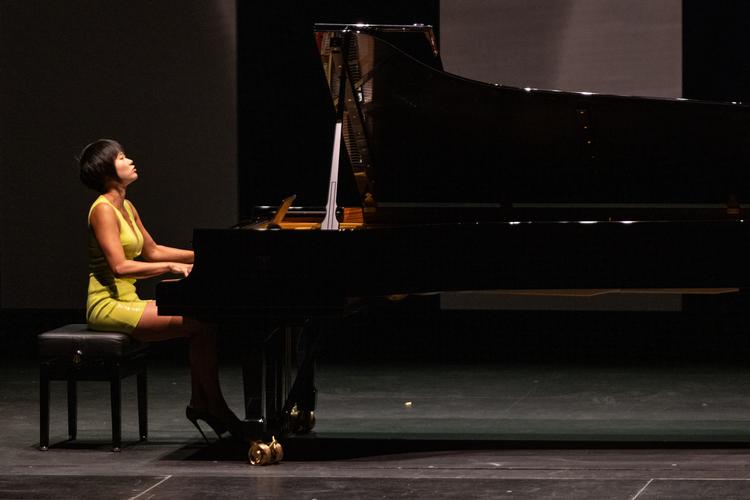 Trods sygdom gennemførte Yuja Wang en time solo i Tivoli. Til sidst slap hun de noder, hun havde med på iPad. Foto: Jakob Melgaard