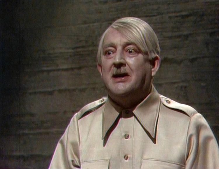 Buster Larsen er mageløs som pudderbleg Hitler iført skinnende skjorte med tilpas lange 1970'er-flipper.  Foto: DR