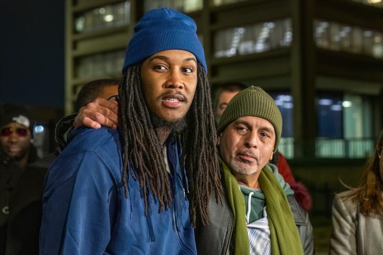 Darien Harris (til venstre) uden for Cook Amtsfængsel efter sin løsladelse. Foto: Tyler Pasciak Lariviere/Ritzau Scanpix