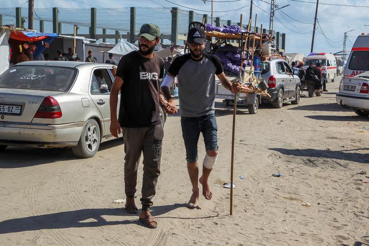 Både Israels nærmeste allierede og dets arabiske partnere opfordrer til, at Israel indstiller sin operation i Rafah. Her bliver en såret palæstinenser hjulpet over vejen uden for et felthospital i Rafah efter et israelsk angreb. Foto: Hatem Khaled/Ritzau Scanpix