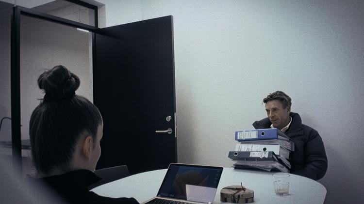 Nicolai Dyhr i en af scenerne i 'Den sorte svane'.  Over for ham sidder Amira Smajic. Foto: Tv 2 Danmark