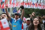 Demonstranter i Georgiens hovedstad Tbilisi i tirsdags, efter at parlamentet med et flertal annullerede præsidentens veto mod en ny såkaldt 'russerlov'. Foto: Irakli Gedenidze/Ritzau Scanpix